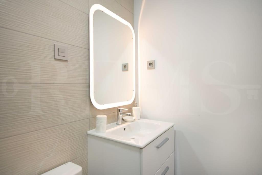 Fresh & Stylish Apartment With Parking By Rems Malaga Ngoại thất bức ảnh