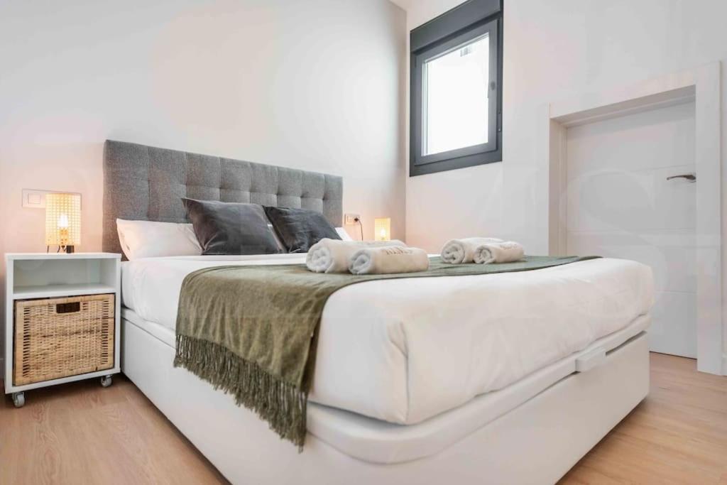 Fresh & Stylish Apartment With Parking By Rems Malaga Ngoại thất bức ảnh