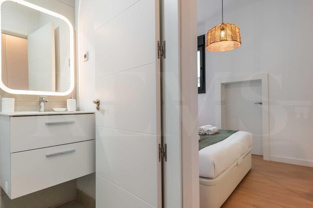 Fresh & Stylish Apartment With Parking By Rems Malaga Ngoại thất bức ảnh